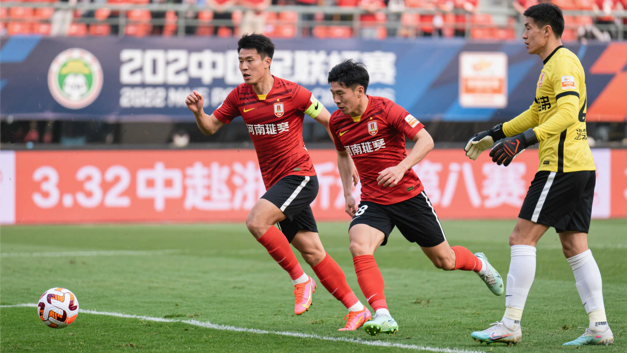 王上源与钟义浩联手建功,河南队3-2力克浙江晋级足协杯八强 在最近一场备受瞩目的足协杯比赛中,河南队以3-2的