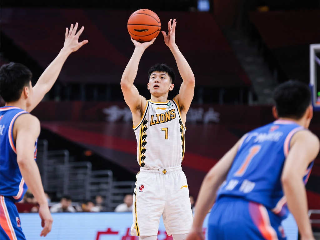 陈盈骏三分连发,杨健惊叹:这才是真正的陈盈骏! 陈盈骏三分连发,杨健惊叹:这才是真正的陈盈骏!